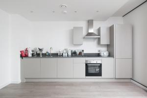 Modern Flat with Parking - Last Min Deals Available的厨房或小厨房