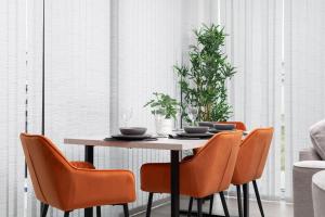 Modern Flat with Parking - Last Min Deals Available的休息区