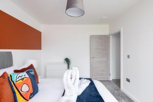 Modern Flat with Parking - Last Min Deals Available客房内的一张或多张床位