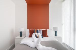 Modern Flat with Parking - Last Min Deals Available客房内的一张或多张床位