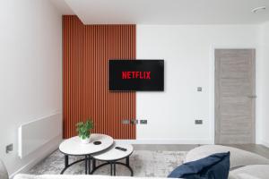 Modern Flat with Parking - Last Min Deals Available的电视和/或娱乐中心