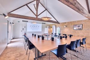 sala konferencyjna z długim stołem i krzesłami w obiekcie NEW! 5 star classified Deluxe Wine Estate w mieście Montagne +37 zdjęć