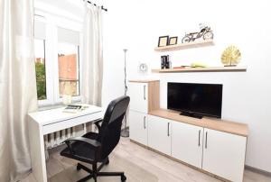 Televízia a/alebo spoločenská miestnosť v ubytovaní Klimat w Sercu Starówki