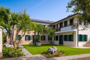 a house with two statues in the yard at CASA ELSA Charming Apartment in Montebelluna
