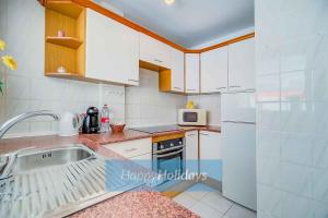 A kitchen or kitchenette at HH Sur Apartment