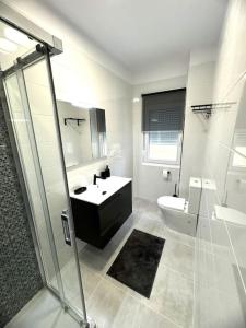 Ένα μπάνιο στο Apartamento Playa Foz 3 Dormitorios & Terraza
