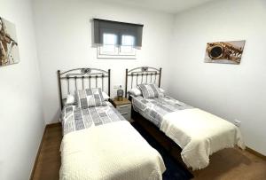 Ένα ή περισσότερα κρεβάτια σε δωμάτιο στο Apartamento Playa Foz 3 Dormitorios & Terraza