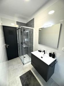 Ένα μπάνιο στο Apartamento Playa Foz 3 Dormitorios & Terraza +16 φωτογραφίες
