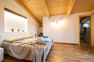 Un dormitorio con una cama y un techo de madera. en Portico Rodriguez Abatemarco, en Abatemarco