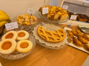 una tavola con diversi tipi di pane e torte di Alle Porte a Riva del Garda