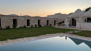 Bazén v ubytování Masseria Castelluzzo nebo v jeho okolí
