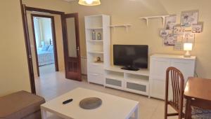 Una televisión o centro de entretenimiento en El Jardín de Amos