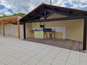 Køkken eller tekøkken på villa spacieuse avec piscine, jacuzzi