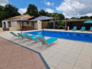 Πισίνα στο ή κοντά στο villa spacieuse avec piscine, jacuzzi