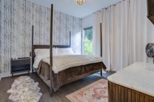 Un pat sau paturi într-o cameră la Modern and Luxe Lake Arrowhead Villa Near Marina!