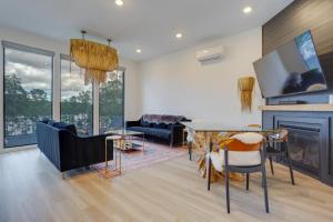 Un televizor și/sau centru de divertisment la Modern and Luxe Lake Arrowhead Villa Near Marina!