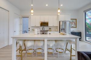 Fotografie z fotogalerie ubytování Modern and Luxe Lake Arrowhead Villa Near Marina! v destinaci Canton