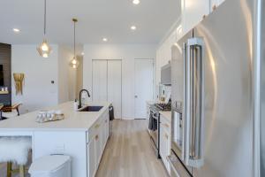 Fotografie z fotogalerie ubytování Modern and Luxe Lake Arrowhead Villa Near Marina! v destinaci Canton