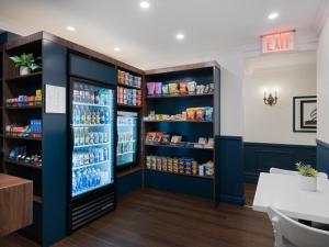 una tienda de comestibles con nevera y estanterías de comida en voco The Franklin New York, an IHG Hotel en Nueva York