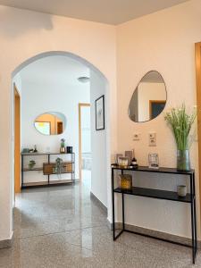 pasillo con arco y espejo en 110qm - 4 Zimmer - privat Parkplatz - zentral - Balkon - MalliBase Apartments, en Kassel