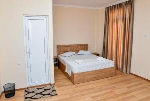 Postel nebo postele na pokoji v ubytování Just Inn Kutaisi