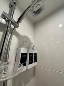 a bathroom with a sink and a shower at Cocon Urbain à Saint-Leu-d'Esserent in Saint-Leu-dʼEsserent +11 photos
