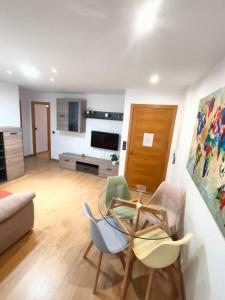 A television and/or entertainment centre at Tirwal Suite San Juan