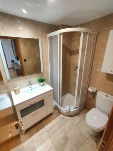 A bathroom at Tirwal Suite San Juan