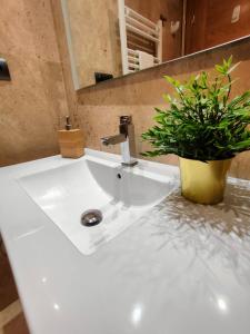 A bathroom at Tirwal Suite San Juan