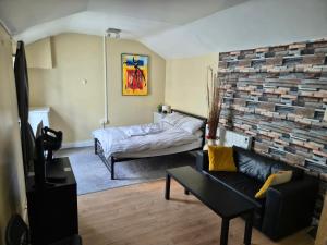 Säng eller sängar i ett rum på 17A DB Airbnb