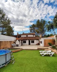 a yard with a pool and a house at La Caseta de Rotova - Casa Rural para desconectar in Rótova