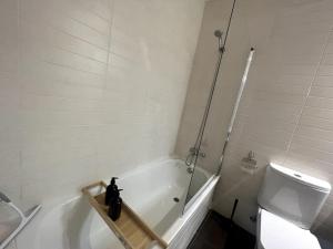 ein Badezimmer mit Badewanne und Toilette in der Unterkunft Apartamento entero con patio en Terrassa, Barcelona in Terrassa + 16 Fotos