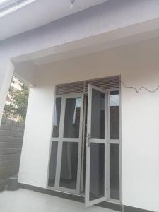 una puerta de cristal en el lateral de un edificio en Emmilicia holiday homes, en Kampala