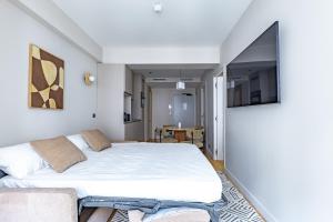 a bedroom with a bed and a couch at Quartier Libre Opera in Paris