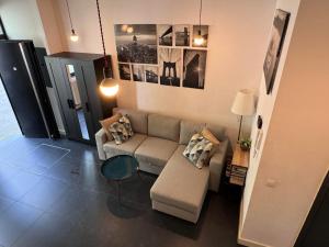 un soggiorno con un divano e un tavolo di Modern cozy studio with backyard ad Anversa