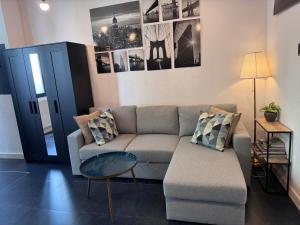 Posezení v ubytování Modern cozy studio with backyard