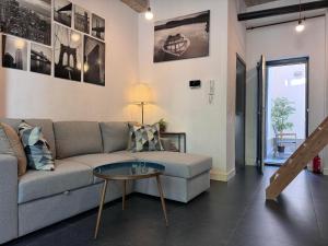 Posezení v ubytování Modern cozy studio with backyard