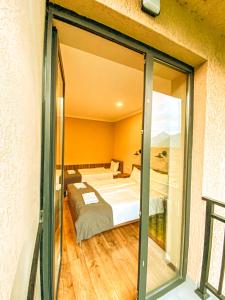 Rúm í herbergi á Hotel Gold Kazbegi