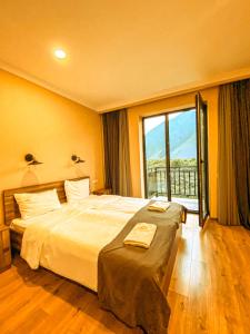 Rúm í herbergi á Hotel Gold Kazbegi