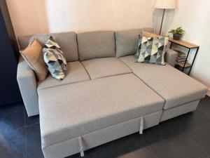 Posezení v ubytování Modern cozy studio with backyard