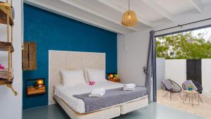sypialnia z łóżkiem i niebieską ścianą w obiekcie Saint Joris a tiny Boutique Resort w mieście Willemstad