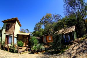 a group of cottages on a dirt road at Abrigo Cipó in Serra do Cipo