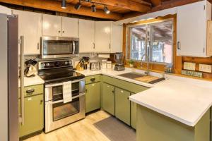 Dapur atau dapur kecil di Charming Log Cabin in Tall Pines with Fire Pit Near Trails & Lake
