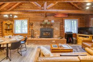 Televisyen dan/atau pusat hiburan di Charming Log Cabin in Tall Pines with Fire Pit Near Trails & Lake