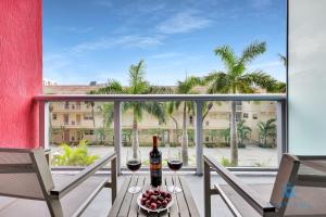 Una mesa con dos copas de vino en un balcón. en Infinite View Balcony Pool Near Beach, en Hallandale Beach 30 fotos más