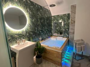 ETNEA 208 LUXURY JACUZZI SUITE Catania的一间浴室