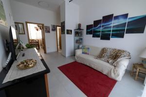 un soggiorno con un divano e un tavolo di Aussiehome ad Ascoli Piceno
