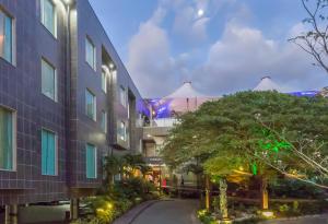 um prédio com uma árvore na frente de um prédio em Studio Hotel Boutique em San José