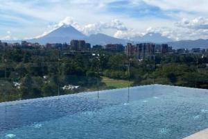 危地马拉DN2A-Great location with patio and pool的可以看到山景的游泳池