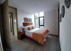 危地马拉DN2A-Great location with patio and pool的一间有床和窗户的酒店房间